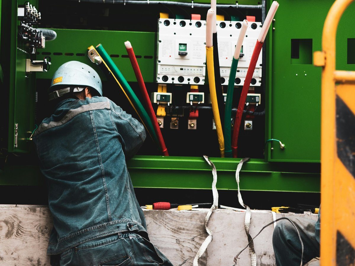 Técnico instalando painel de automação e retrofit em quadro elétrico